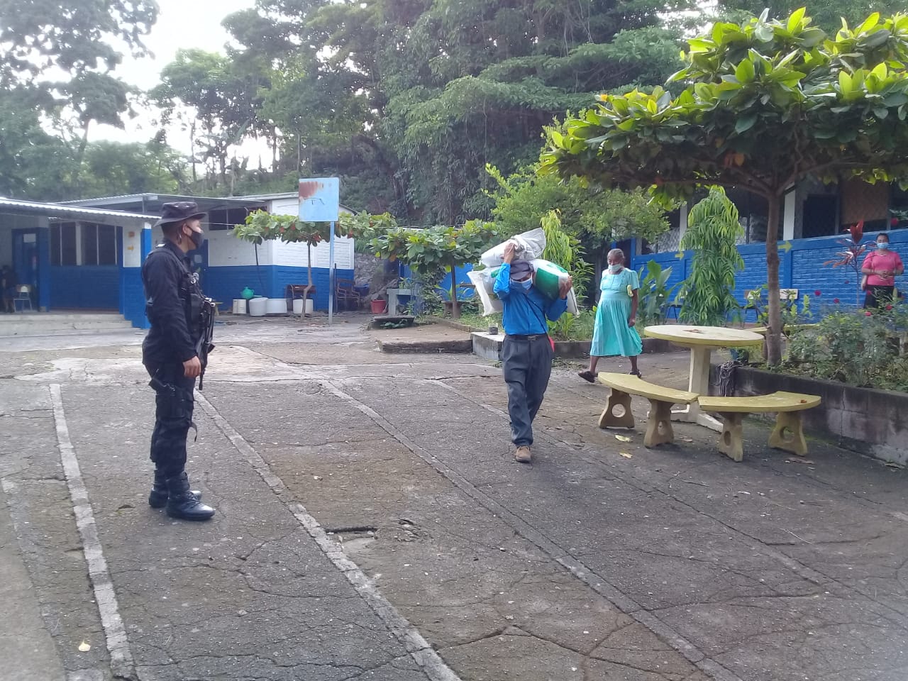 Policía Rural brinda seguridad durante entrega de paquetes agrícolas en diferentes zonas del país policia-rural-brinda-seguridad-durante-entrega-de-paquetes-agricolas-en-diferentes-zonas-del-pais